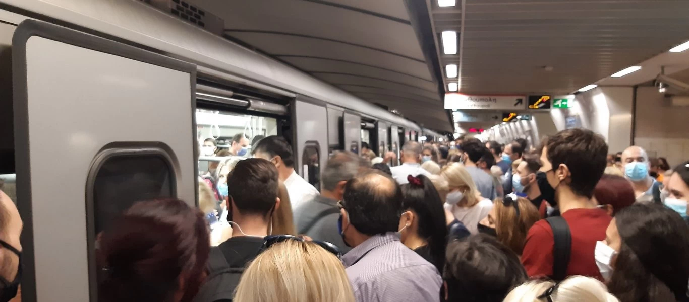 Στοιβάζονται σαν «σαρδέλες» στα ΜΜΜ αλλά ο Κ.Καραμανλής δεν τα θεωρεί εστία υπερμετάδοσης